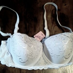 Gorgeous white NWOT Inspirations 38C floral underwire padded bra